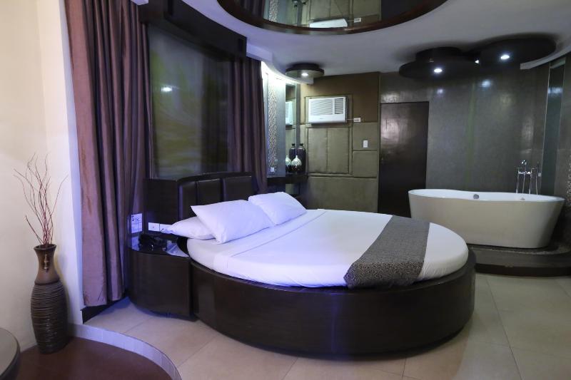 Victoria Court Suites Pasig Exteriör bild