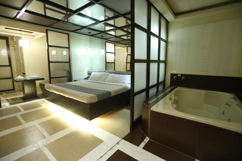 Victoria Court Suites Pasig Exteriör bild