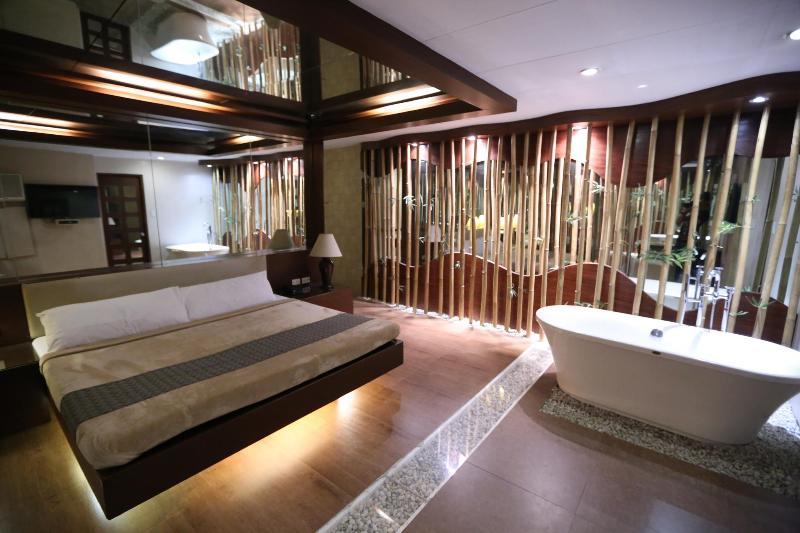 Victoria Court Suites Pasig Exteriör bild