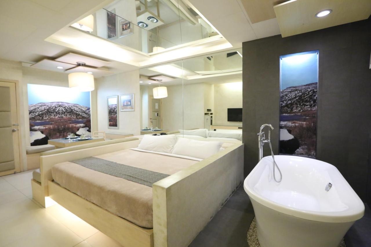Victoria Court Suites Pasig Exteriör bild