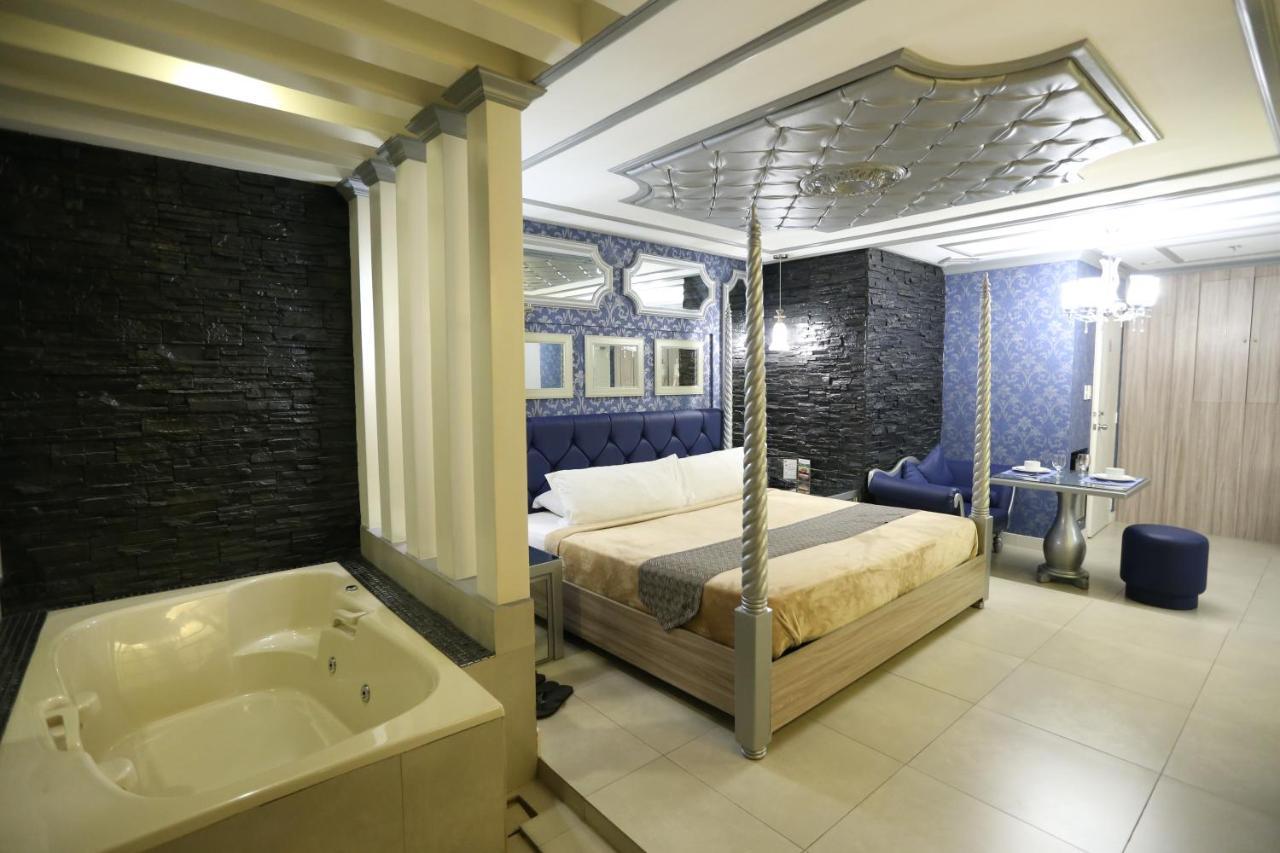 Victoria Court Suites Pasig Exteriör bild