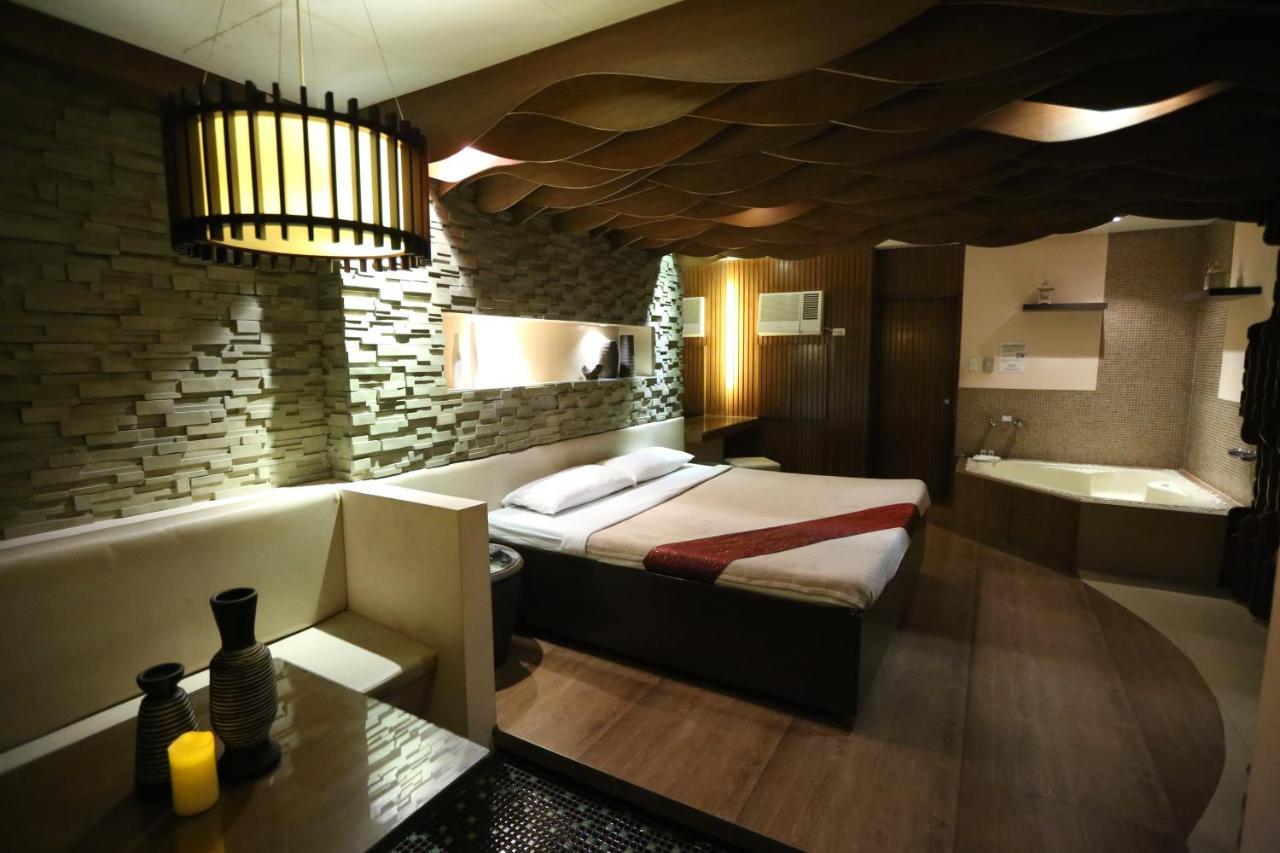 Victoria Court Suites Pasig Exteriör bild