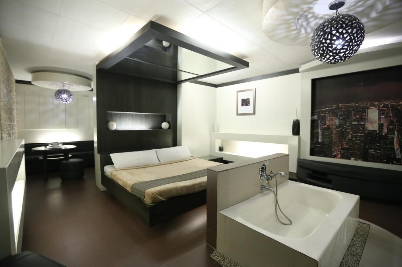 Victoria Court Suites Pasig Exteriör bild